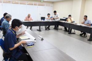 人口対策について話し合う委員たち＝27日、市役所