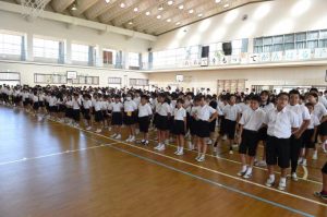 長い夏休みが終わり２学期の始業式に臨む児童たち＝27日、平良第一小学校