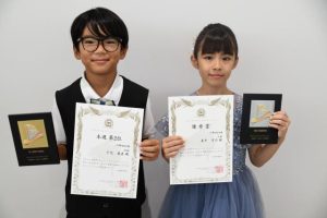 本選２位を獲得した下邑さん（左）と本選優秀賞の善平さん ＝17日 市未来創造センター多目的ホール