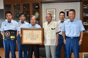 座喜味市長に受賞の喜びを報告する前川さん（前列左から2人目）ら＝７日、市役所