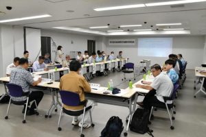 「市都市交通戦略」について意見を交わす第２回市総合都市交通検討委員会＝20日、市役所