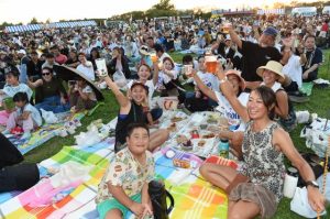 乾杯でイベントを楽しむ参加者＝３日、パイナガマ海空すこやか公園