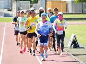 スタートを切った参加者ら＝３日午前９時、市陸上競技場