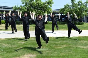 大根踊りを披露する団員たち＝２日、市役所