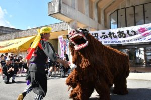 開会セレモニーでは上区の獅子舞が披露されふれあいまつりの開催を喜んだ＝１日、城辺公民館