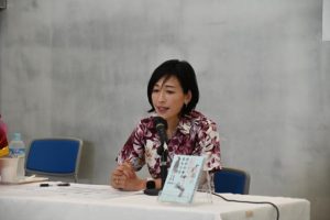 自身の体験を踏まえアドバイスした菅野さん＝14日、市立図書館ブラウジングコーナー