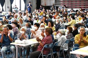 園児のかわいらいしい遊戯に拍手を送る参加者たち＝12日、城辺公民館