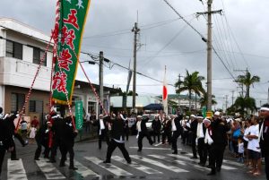 男性らが集落内を練り歩き、五穀豊穣と子孫繁栄を祈願したパレード＝28日、平良西原