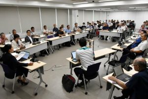 23年度一般会計歳入歳出決算の審査を行う予算決算委員会＝６日、市議会全員協議会室