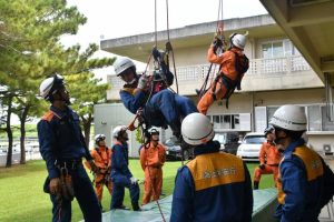  消防と海保の職員が合同でロープアクセス訓練などを実施した＝19日、市消防本部