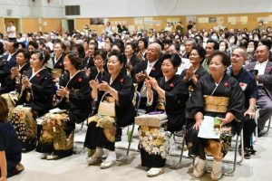 一人一人名前を呼ばれ元気な姿を見せた新敬老の皆さん＝16日、伊良部公民館