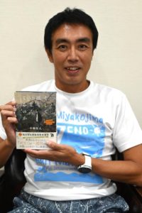 第33回鮎川哲也賞で佳作の「そして誰もいなくなるのか」を手にする小松さん＝14日、宮古毎日新聞社