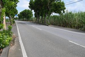 下地川満の事故現場＝25日