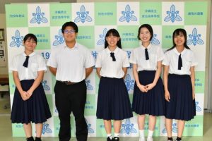 留学先で学んだことを報告した生徒たち。（左から）守屋さん、長濱さん、小禄さん、漢那さん、高江洲さん＝10日、宮古高校