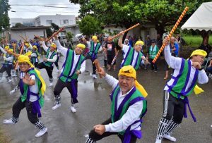 五穀豊穣、無病息災、子孫繁栄を願って勇ましい棒振りが披露された＝28日、来間島