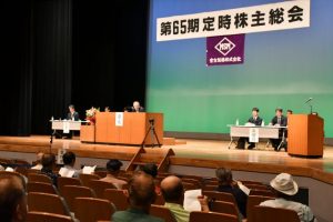 ３期連続の赤字が報告された宮古製糖の第65期株主総会＝20日、マティダ市民劇場