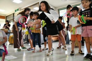 輪投げに挑戦する子どもたち＝14日、地盛公民館