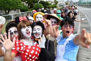 仮装パレードで学園祭をＰＲする生徒たち＝26日、宮高前