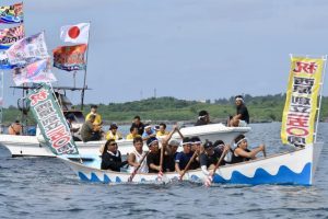 池間島の漁船に見守られ大浦湾に向かう西原のサバニ＝14日、池間島沖