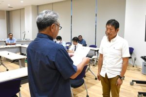 狩俣部長（左）から委員に委嘱状が交付された＝３日、市保健センター