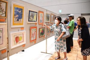 市民総合文化祭一般の部の展示が始まり、訪れた市民はそれぞれの分野の作品を鑑賞し、楽しんだ＝11日、市未来創造センター多目的ホール