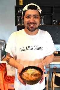 こだわりが詰まった川満さんの「ミジュンそば」＝17日、下地の川満食堂