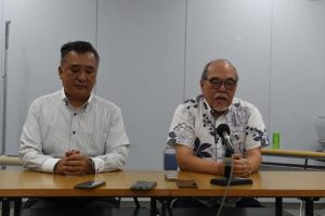 会見で委員会解散を発表した下地委員長（右）と根路銘康文副委員長＝28日、平良港マリンターミナルビル