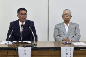 衆院選に出馬すると表明した下地氏（左）。右は當山護後援会長＝２日、那覇市