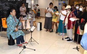 與那城さんの生歌に聞き入る観客たち＝５日、サンエー宮古島シティ