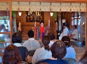 久田さんが「大世栄」の舞踊を奉納した＝26日、宮古神社