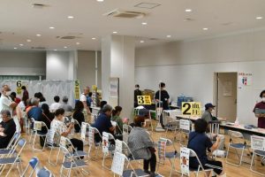 多くの市民が訪れて健診を受けていた＝８日、市保健センター