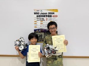 ジュニア部門優勝の與那覇さん（右）とエレメンタリー部門準優勝の坂口さん＝20日、市ＩＣＴ交流センター