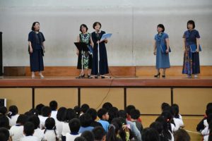 歌声を披露する「ボーチ・クオレ」の皆さん＝30日、平良第一小体育館