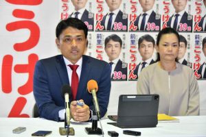 市長選出馬の決意を示す前里氏と妻の智美さん＝29日、平良下里の後援会事務所