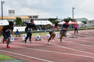 一般男子１００の予選で健脚を競う各学区代表選手＝12日、市陸上競技場