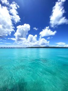 ９月に入ってからも暑い日が続いた＝９月８日、下地の与那覇前浜