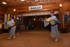 歌や踊りが奉納された宵宮祭＝25日、宮古神社