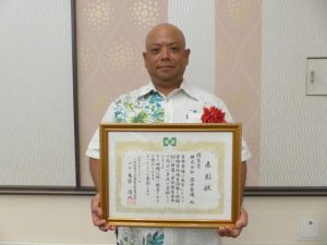 県労働基準協会長賞優良賞を受賞した漲水整備の平良社長＝11日、宜野湾市