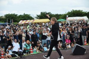 多くの観客を魅力した影山さんのライブ＝14日、下地の池原農村公園