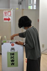 衆院選の期日前投票が始まった＝16日、市役所