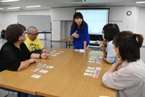 小林さん（中央）がファシリテーターを務めた研修会＝27日、平良港マリンターミナルビル２階研修室