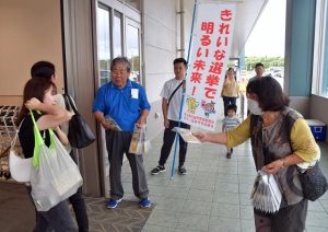 チラシを配布して積極的な投票を呼び掛けた＝20日、サンエー宮古島シティ