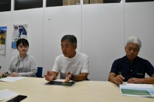 植物工場の詳細を説明する下地代表（中央）＝10日、市役所