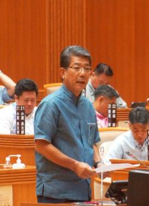 地価上昇への対応などを質問した下地氏＝７日、県議会本会議場