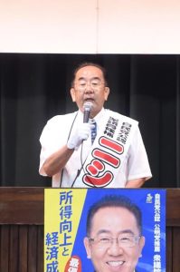 最後までの支持を訴える西銘恒三郎氏＝24日、ＪＡおきなわ宮古地区本部大ホール