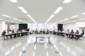 保守系候補者選考委員会で面接を行う委員たち＝20日、平良港マリンターミナルビル