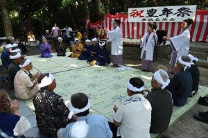 実り多い五穀豊穣を願って踊るツカサンマたち＝11日、伊良部南区の長浜御嶽