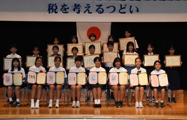 前田さん（宮高１年）に県教育長賞／税を考えるつどい　作文、絵はがきコン