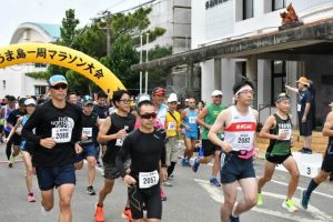 第24回たらま島一周マラソン大会で最多の１０９人が出場したＡコースのスタート＝16日、村役場前