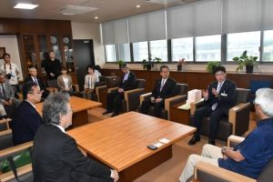 （写真右から）座喜味市長を訪問した大畑副市長、山田会頭ら＝12日、市役所